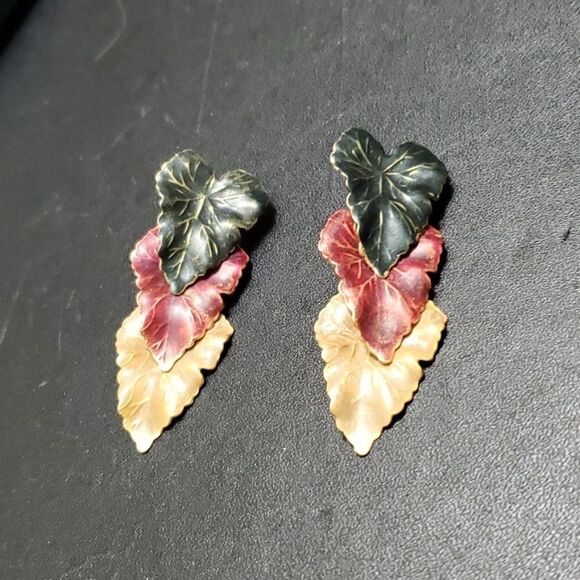 Gold tone leaf earrings - Picture 2 of 6